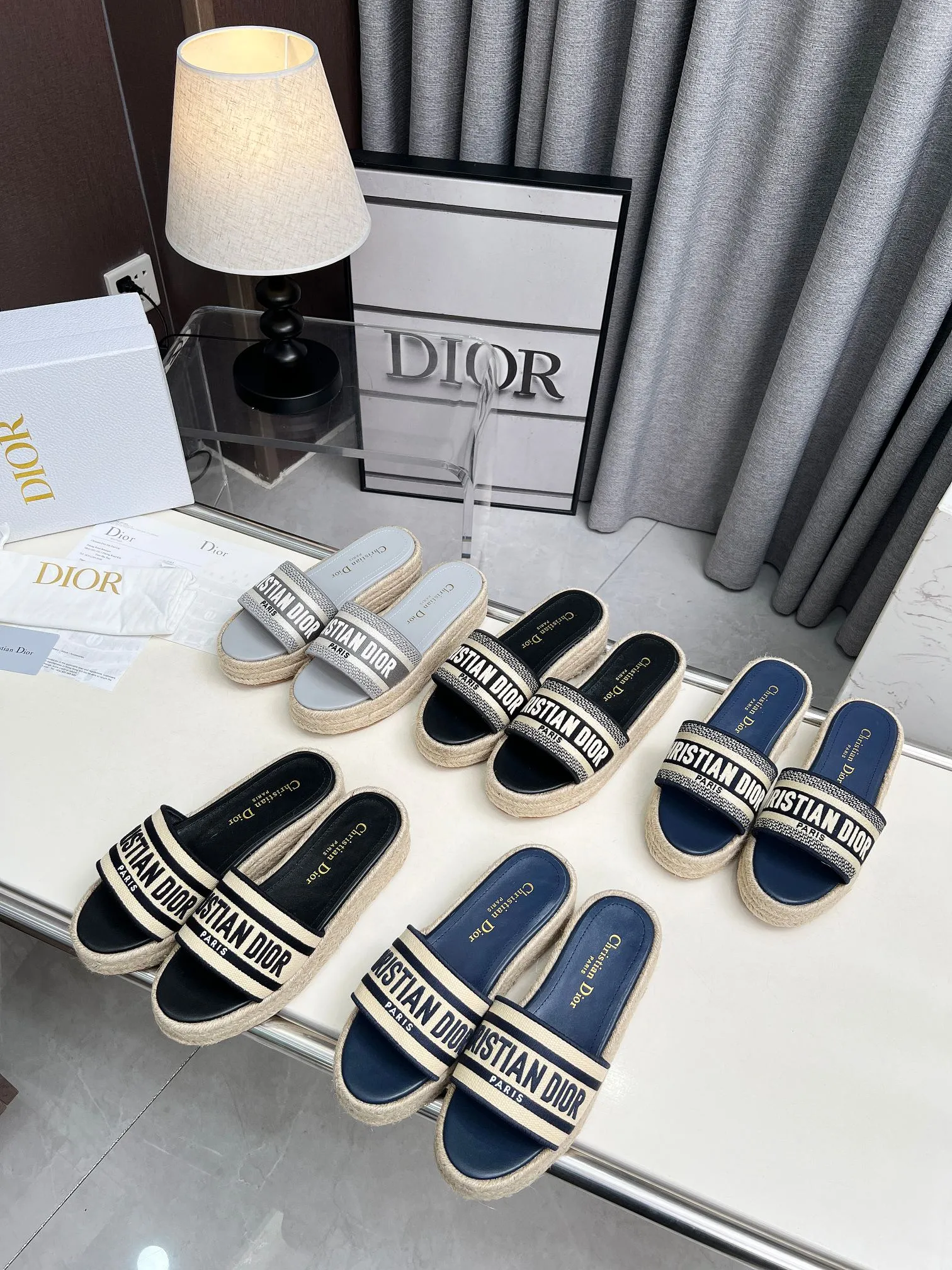 💕💕Factory direct selling price p420💕💕 Dior Dior spring and summer new IVIETA DWAY jelly color flat-bottomed one-slip women's shoes with color matching CD letter logo three-dimensional embroidery thick-soled round toe open-toe slippers. The original version is developed to be the top version on the market. It feels soft and delicate on the feet and is extremely comfortable. Material: Upper imported raffia electric embroidery high-temperature water-soluble cotton technical fabric + water-dyed cowhide foot lining + original consistent combination outsole Outsole: original outsole Size: 35-42 (40.41.42 custom-made, non-refundable and non-exchangeable)